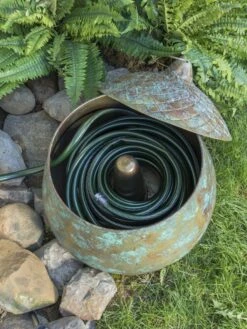 Acorn Hose Pot -Flowers Plants Shop 3 4 crop 8613361 01V